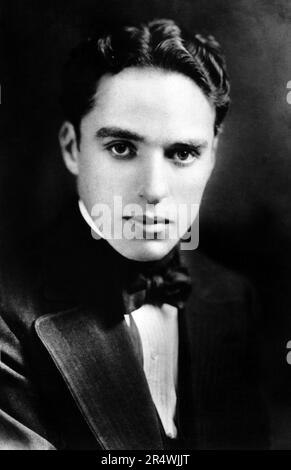 Sir Charles Spencer "Charlie" Chaplin war ein englischer Schauspieler, Komiker und Filmemacher, das zum Ruhm in der Stummfilmzeit stieg. Chaplin wurde ein weltweites Symbol durch seinen Bildschirm persona' der Tramp" und gilt als eine der wichtigsten Persönlichkeiten in der Geschichte der Filmindustrie. Stockfoto