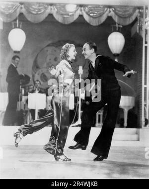 Folgen Sie der Flotte ist ein 1936 Hollywood musikalische Komödie Film mit einem nautischen Thema welche Stars Fred Astaire und Ginger Rogers mit Musik und Lyrics von Irving Berlin. Der Film wurde von Mark Sandrich geleitet und war auf dem 1922 spielen Landgang von Hubert Osborne. Stockfoto