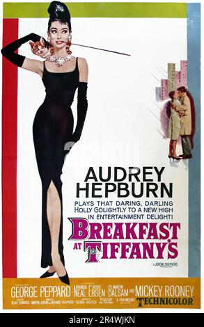 Frühstück bei Tiffany ist ein 1961 Amerikanische romantische Komödie Film mit Audrey Hepburn und George Peppard. Der Film wurde von Blake Edwards gerichtet und basiert lose auf der gleichnamigen Novelle von Truman Capote. Stockfoto