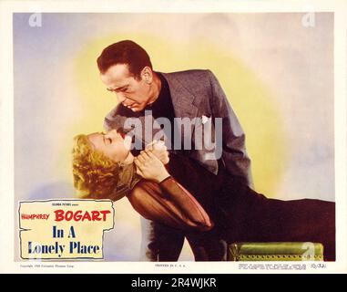 In einem einsamen Ort ist ein 1950 Film noir von Nicholas Ray, Regie und Hauptdarsteller Humphrey Bogart und Gloria Grahame, für Bogart's Santana Productions. Das Skript wurde von Edmund North aus dem Jahr 1947 Roman in einen einsamen Ort von Dorothy B. Hughes angepasst. Stockfoto