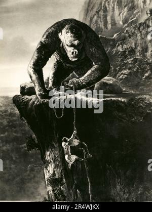 King Kong ist ein 1933 American fantasy Monster/Abenteuer Film. Es Sterne Fay Wray, Bruce Cabot, Robert Armstrong, und in New York City eröffnet am 2. März 1933 begeisterte Kritiken. Der Film erzählt von einem gigantischen, Insel lebenden Affen namens Kong wer stirbt bei dem Versuch, eine schöne junge Frau zu besitzen. Hongkong ist für seine Stop-motion Animation von Willis O'Brien und seine musikalische Kerbe von Max Steiner. King Kong wird häufig als eine der kultigsten Filme in der Geschichte des Kinos bezeichnet. Stockfoto