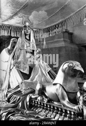 Cleopatra, 1917, war ein amerikanischer Stummfilm, der auf H. Rider Haggards Roman Cleopatra aus dem Jahr 1889 und den Stücken Cleopatra von Ãâmile Moreau und Victorien Sardou und William Shakespeares Antonius und Kleopatra basiert. Der Film spielte Theda Bara in der Titelrolle, Fritz Leiber, Sr., während Julius Caesar und Thurston Hall Mark Antony spielten. Stockfoto