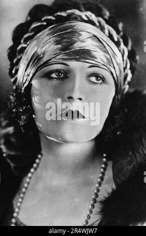 Pola Negri war ein in Polen geborenen polnischen, deutschen und amerikanischen Bühnen- und Filmschauspielerin, die weltweiten Ruhm während der stillen und das goldene Zeitalter von Hollywood und Europäischen Film für ihre tragedienne und Femme fatale Rollen erreicht. Sie war die erste europäische Filmstar in Hollywood eingeladen zu werden, und wurde zu einer der beliebtesten Schauspielerinnen in amerikanischen Stummfilm. Ihre abwechslungsreiche Karriere enthalten Arbeit als Schauspielerin in Theater und Varieté; als Sänger und Musiker, als Autor und als Ballerina. Stockfoto