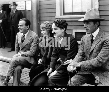 Foto der Filmstudiokomitglieder der United Artist Corporation: D. W. Griffith, Charlie Chaplin, Mary Pickford und Douglas Fairbanks. Vom 1919 Stockfoto