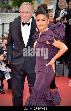 Francois Henri Pinault, Salma Hayek (Kleid von Alexander McQueen) „Killers of the Flowers Moon“ Cannes Film Festival Screening 76. Cannes Film Festival 20. Mai 2023 Stockfoto