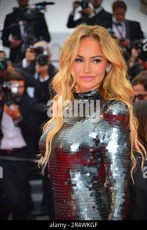 Adriana Karembeu (Kleid von Yanina Couture, Juwelen von Burma) „The Zone of Interest“ Cannes Film Festival Screening 76. Cannes Film Festival 19. Mai 2023 Stockfoto