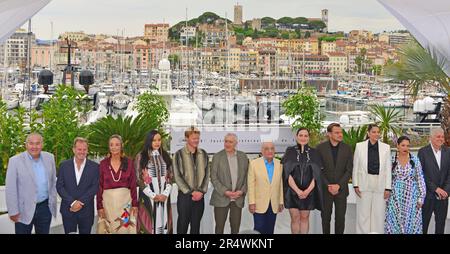 Häuptling Standing Bear, Bradley Thomas, Tantoo Cardinal, Janae Collins, Jesse Plemons, Robert De Niro, Martin Scorsese, Lily Gladstone (Kleid von Chanel Haute Couture), Leonardo DiCaprio, Cara Jade Myers, Jillian Dion, Daniel Lupi PhotoCall des Films „Killer des Blumenmondes“ 76. Cannes Filmfestival 21. Mai 2023 Stockfoto