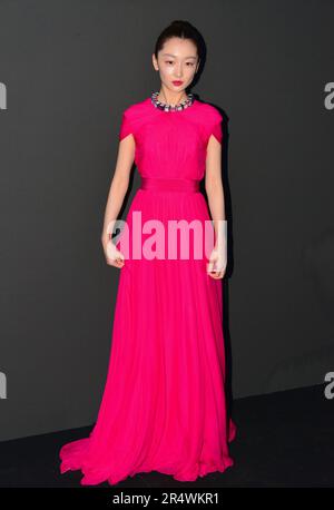 Zhou Dongyu (Kleid von Giambattista Valli) Fototermin des Kering 'Women in Motion Award' Abend, Place de la Castre, colline du Suquet 76. Cannes Film Festival 21. Mai 2023 Stockfoto