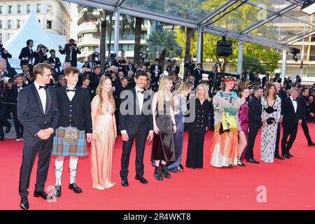 Mitglieder des Films "Club Zero": Johannes Schubert, Samuel D. Anderson, Gwen Currant, Amir El-Masry, Florence Baker, Jessica Hausner, Luke Barker, Ksenia Devriendt, Mathieu Demy, Elsa Zylberstein (Kleid von Giorgio Armani Privé), Lukas Turtur, Philippe Bober 'Club Zero' Cannes Film Festival Screening 76. Cannes Film Festival 22. Mai 2023 Stockfoto