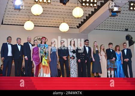 Mitglieder des Films "Club Zero": Gast, Philippe Bober, Lukas Turtur, Ksenia Devriendt, Luke Barker, Mia Wasikowska, Mathieu Demy, Elsa Zylberstein (Kleid von Giorgio Armani Privé), Jessica Hausner, Amir El-Masry, Florence Baker, Gwen Currant, Samuel D. Anderson, Gast, Johannes Schubert 'Club Zero' Cannes Film Festival Screening 76. Cannes Film Festival 22. Mai 2023 Stockfoto