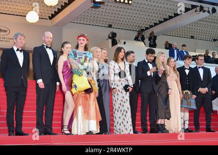 Mitglieder des Films "Club Zero": Philippe Bober, Lukas Turtur, Ksenia Devriendt, Luke Barker, Jessica Hausner, Mia Wasikowska, Elsa Zylberstein (Kleid von Giorgio Armani Privé), Mathieu Demy, Amir El-Masry, Florence Baker, Gwen Currant, Samuel D. Anderson, Johannes Schubert 'Club Zero' Cannes Film Festival Screening 76. Cannes Film Festival 22. Mai 2023 Stockfoto