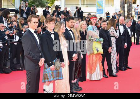 Mitglieder des Films "Club Zero": Johannes Schubert, Samuel D. Anderson, Gwen Currant, Amir El-Masry, Florence Baker, Jessica Hausner, Luke Barker, Mathieu Demy, Elsa Zylberstein (Kleid von Giorgio Armani Privé), Lukas Turtur, Philippe Bober „Club Zero“ Cannes Film Festival Screening 76. Cannes Film Festival 22. Mai 2023 Stockfoto