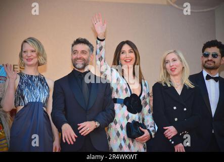 Schauspieler des Films „Club Zero“: Mia Wasikowska, Mathieu Demy, Elsa Zylberstein (Kleid von Giorgio Armani Privé), Jessica Hausner, Amir El-Masry „Club Zero“ Cannes Film Festival Screening 76. Cannes Film Festival 22. Mai 2023 Stockfoto