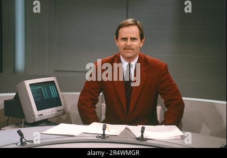 Der französische Journalist Hervé Claude am Set der Fernsehnachrichten, die er auf Antenne 2 präsentiert. 1989 Stockfoto