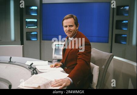 Der französische Journalist Hervé Claude am Set der Fernsehnachrichten, die er auf Antenne 2 präsentiert. 1989 Stockfoto
