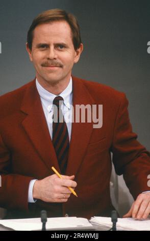 Der französische Journalist Hervé Claude am Set der Fernsehnachrichten, die er auf Antenne 2 präsentiert. 1989 Stockfoto