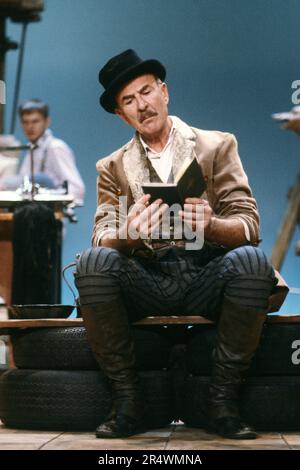 Französischer Schauspieler Jean-Pierre Marielle auf der Bühne der Comédie des Champs Elysées in Paris im Stück "Clérambard", Regie Jacques Rosny 1986. Stockfoto