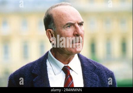 Französischer Schauspieler Jean-Pierre Marielle am Set der TV-Miniserie „UN château au soleil“, Regie Robert Mazoyer im Jahr 1988. Stockfoto