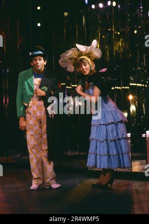 Francis Perrin und Charlotte de Turckheim in einer Nummer während der Fernsehsendung "La folle histoire de Francis Perrin" (Regie: Jean-Claude Longin) vom 22. April 1982. Stockfoto