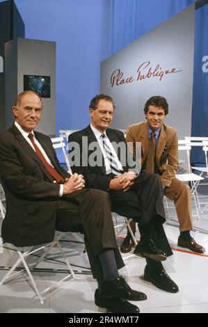Französische Politiker Hervé de Charette und Michel Durafour, Gäste der Fernsehsendung "Place Publique", die Claude Sérillon auf Antenne 2 präsentiert. 1989 Stockfoto