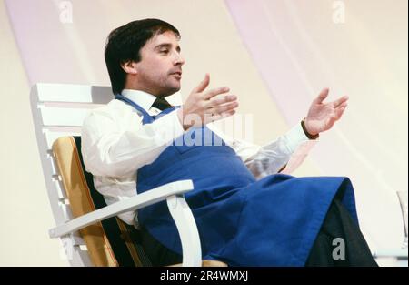 Der französische Komiker Thierry Le Luron auf der Bühne des Théâtre Marigny in Paris im Jahre 1980. Stockfoto