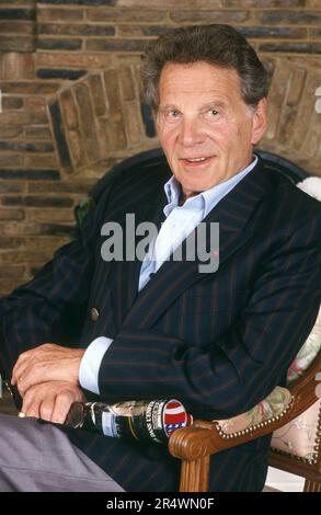 Der französische Schauspieler Jean-Pierre Aumont. Porträt, aufgenommen auf dem Deauville American Film Festival im September 1987. Stockfoto