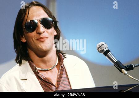 Der französische Sänger Gilbert Montagné am Set der Variety-TV-Show „Numéro UN“ aus dem Jahr TF1 am 2. April 1981. Stockfoto