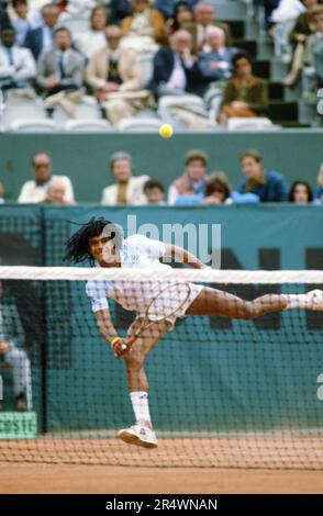 Französischer Tennisspieler Yannick Noah während eines Singles-Spiels für Männer bei den French Open. Roland-Garros-Stadion, Mai 1983. Stockfoto