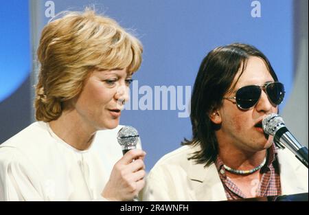 Die französischen Sänger Alice Dona und Gilbert Montagné am Set der TF1. Varieté-TV-Show „Numéro UN“, am 2. April 1981. Stockfoto