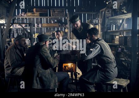 Im Westen nichts Neues All quiet on the Western Front Jahr : 2022 Deutschland UK USA Regie : Edward Berger Edin Hasanovic, Aaron Hilmer, Albrecht Schuch, Felix Kammerer Stockfoto