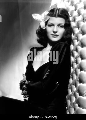 Rita Hayworth mit einer exotischen Blume im Haar. Stockfoto