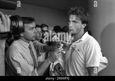 Sportjournalist Patrice Dominguez interviewt französischen Tennisspieler Henri Leconte nach einem Spiel bei den Monte Carlo Open in Roquebrune-Cap-Martin im April 1988. Stockfoto