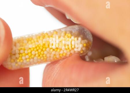 Berlin, Deutschland. 24. Mai 2023. Eine Person nimmt eine Kapsel ein, die ein Nahrungsergänzungsmittel mit Kalium und Magnesium enthält. Kredit: Fernando Gutierrez-Juarez/dpa/Alamy Live News Stockfoto