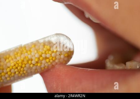 Berlin, Deutschland. 24. Mai 2023. Eine Person nimmt eine Kapsel ein, die ein Nahrungsergänzungsmittel mit Kalium und Magnesium enthält. Kredit: Fernando Gutierrez-Juarez/dpa/Alamy Live News Stockfoto