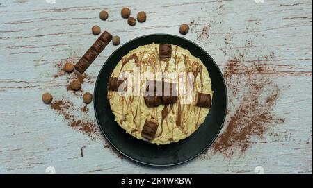 kinder Bueno Schokoladen-Käsekuchen und Vanille-Dessert Stockfoto