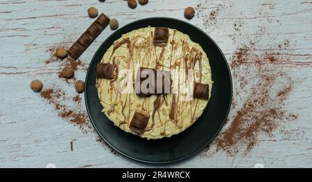 kinder Bueno Schokoladen-Käsekuchen und Vanille-Dessert Stockfoto