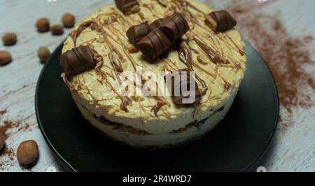 kinder Bueno Schokoladen-Käsekuchen und Vanille-Dessert Stockfoto