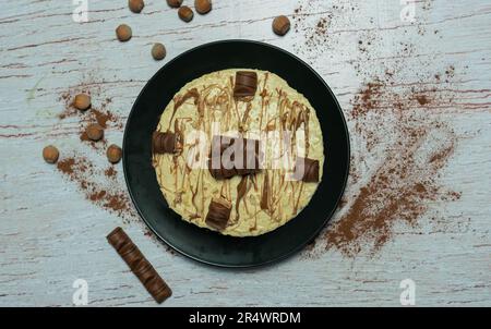 kinder Bueno Schokoladen-Käsekuchen und Vanille-Dessert Stockfoto