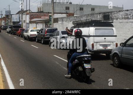 Die Venezolaner stehen früh auf und stellen sich in der Stadt Maracaibo, Venezuela, für acht und 12 Stunden an diesem Sonntag, dem 28. Mai, an, um ihre Fahrzeuge mit Benzin zu füllen. Die Warteschlangen sind auf einen Kraftstoffmangel zurückzuführen, der durch Ausfälle bei der Verteilung an die Tankstellen verursacht wird und mehr als zwei Kilometer an Fahrzeugen umfasst. Bis zur Ankunft der Tanklastwagen aus dem staatseigenen Petróleos de Venezuela (PDVSA) mit dem Versand. Für die Ankunft des Treibstoffs an den Tankstellen gibt es keine feste Zeit oder kein festes Datum, da die Verteilung von der Ankunft der Schiffe abhängt. Bis Stockfoto