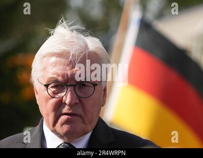 Pabrade, Litauen. 30. Mai 2023. Der deutsche Präsident Frank-Walter Steinmeier beantwortet Fragen von Journalisten nach seinem Besuch im multinationalen EFP-Bataillon in Litauen auf dem militärischen Ausbildungsgelände Pabrade. Die EFP (verstärkte Frontpräsenz) mit der Entsendung von vier Bataillonen soll die östliche Flanke der NATO in Estland, Lettland, Litauen und Polen stärken. Deutschland stellt den Kommandanten und derzeit rund 850 Soldaten auf dem litauischen Militärstützpunkt in Rukla zur Verfügung. Kredit: Soeren Stache/dpa/Alamy Live News Stockfoto