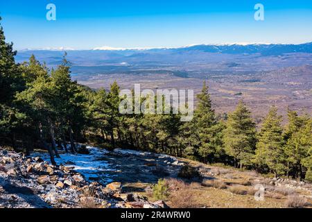 Panorama der grünen Landschaft der Bergkette mit schneebedeckten Gipfeln, Guadarrama, Madrid, Spanien. Stockfoto