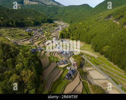 Blick aus der Vogelperspektive auf die gepflügten terrassenförmigen Felder im traditionellen Bergdorf Stockfoto