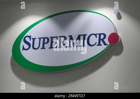 Taipeh, Taiwan. 30. Mai 2023. Ein Logo von Supermicro, American Total IT Solution Provider für Cloud, AI/ML, Storage und 5G/Edge, das auf der COMPUTEX 2023 in Taipei zu sehen ist. Die COMPUTEX-Ausgabe 2023 findet vom 30. Mai bis zum 02. Juni 2023 statt und umfasst über 1.000 Aussteller aus 26 verschiedenen Ländern mit 3000 Ständen, um ihre neuesten Produkte zu präsentieren und Bestellungen mit ausländischen Käufern zu unterzeichnen. Kredit: SOPA Images Limited/Alamy Live News Stockfoto