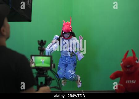 Taipeh, Taiwan. 30. Mai 2023. Eine Person, die mit einem grünen Bildschirm für Video posiert und auf der COMPUTEX 2023 in Taipeh eine VR-Umgebung simuliert. Die COMPUTEX-Ausgabe 2023 findet vom 30. Mai bis zum 02. Juni 2023 statt und umfasst über 1.000 Aussteller aus 26 verschiedenen Ländern mit 3000 Ständen, um ihre neuesten Produkte zu präsentieren und Bestellungen mit ausländischen Käufern zu unterzeichnen. Kredit: SOPA Images Limited/Alamy Live News Stockfoto