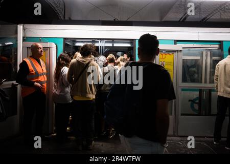 Auch heute Morgen zeigte die Linie 13 der Pariser U-Bahn sehr lange Wartezeiten, nach einem Vorfall am Bahnhof Saint Denis. Paris, Frankreich, am 30. Mai 2023. Die Linie 13 ist mit 24,3 km die längste im Netz und bietet eine Rekordanzahl an Besuchern sowie mehr als „enge“ Routen zu Stoßzeiten. Die Linie 13 der Pariser U-Bahn ist 5. in den überfüllten Transitlinien der Welt, mit fast 600.000 Passagieren pro Tag. Foto: Pierrick Villette/ABACAPRESS.COM Stockfoto