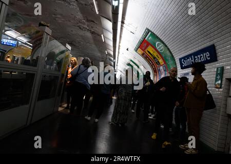 Auch heute Morgen zeigte die Linie 13 der Pariser U-Bahn sehr lange Wartezeiten, nach einem Vorfall am Bahnhof Saint Denis. Paris, Frankreich, am 30. Mai 2023. Die Linie 13 ist mit 24,3 km die längste im Netz und bietet eine Rekordanzahl an Besuchern sowie mehr als „enge“ Routen zu Stoßzeiten. Die Linie 13 der Pariser U-Bahn ist 5. in den überfüllten Transitlinien der Welt, mit fast 600.000 Passagieren pro Tag. Foto: Pierrick Villette/ABACAPRESS.COM Stockfoto