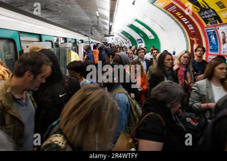 Auch heute Morgen zeigte die Linie 13 der Pariser U-Bahn sehr lange Wartezeiten, nach einem Vorfall am Bahnhof Saint Denis. Paris, Frankreich, am 30. Mai 2023. Die Linie 13 ist mit 24,3 km die längste im Netz und bietet eine Rekordanzahl an Besuchern sowie mehr als „enge“ Routen zu Stoßzeiten. Die Linie 13 der Pariser U-Bahn ist 5. in den überfüllten Transitlinien der Welt, mit fast 600.000 Passagieren pro Tag. Foto: Pierrick Villette/ABACAPRESS.COM Stockfoto