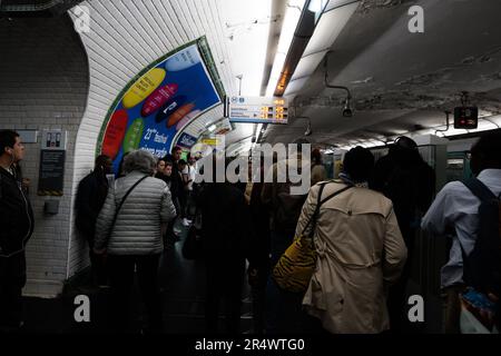 Auch heute Morgen zeigte die Linie 13 der Pariser U-Bahn sehr lange Wartezeiten, nach einem Vorfall am Bahnhof Saint Denis. Paris, Frankreich, am 30. Mai 2023. Die Linie 13 ist mit 24,3 km die längste im Netz und bietet eine Rekordanzahl an Besuchern sowie mehr als „enge“ Routen zu Stoßzeiten. Die Linie 13 der Pariser U-Bahn ist 5. in den überfüllten Transitlinien der Welt, mit fast 600.000 Passagieren pro Tag. Foto: Pierrick Villette/ABACAPRESS.COM Stockfoto