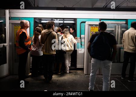 Auch heute Morgen zeigte die Linie 13 der Pariser U-Bahn sehr lange Wartezeiten, nach einem Vorfall am Bahnhof Saint Denis. Paris, Frankreich, am 30. Mai 2023. Die Linie 13 ist mit 24,3 km die längste im Netz und bietet eine Rekordanzahl an Besuchern sowie mehr als „enge“ Routen zu Stoßzeiten. Die Linie 13 der Pariser U-Bahn ist 5. in den überfüllten Transitlinien der Welt, mit fast 600.000 Passagieren pro Tag. Foto: Pierrick Villette/ABACAPRESS.COM Stockfoto