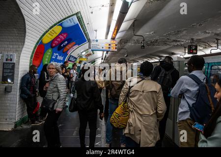 Auch heute Morgen zeigte die Linie 13 der Pariser U-Bahn sehr lange Wartezeiten, nach einem Vorfall am Bahnhof Saint Denis. Paris, Frankreich, am 30. Mai 2023. Die Linie 13 ist mit 24,3 km die längste im Netz und bietet eine Rekordanzahl an Besuchern sowie mehr als „enge“ Routen zu Stoßzeiten. Die Linie 13 der Pariser U-Bahn ist 5. in den überfüllten Transitlinien der Welt, mit fast 600.000 Passagieren pro Tag. Foto: Pierrick Villette/ABACAPRESS.COM Stockfoto